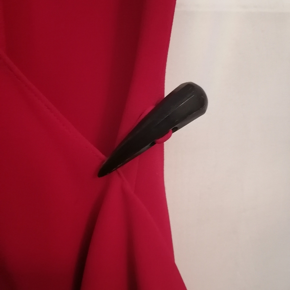 Red asymmetrical wrap dress - Picture 4 of 8